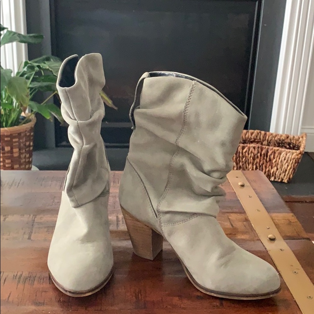 Aldo size 6 Grey suede boots